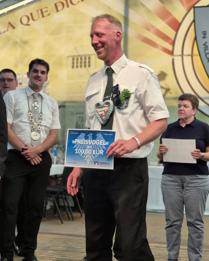 Unser Major und Kompanie Mitglied Ingo Kellner, der heute auch Geburtstag hat,…