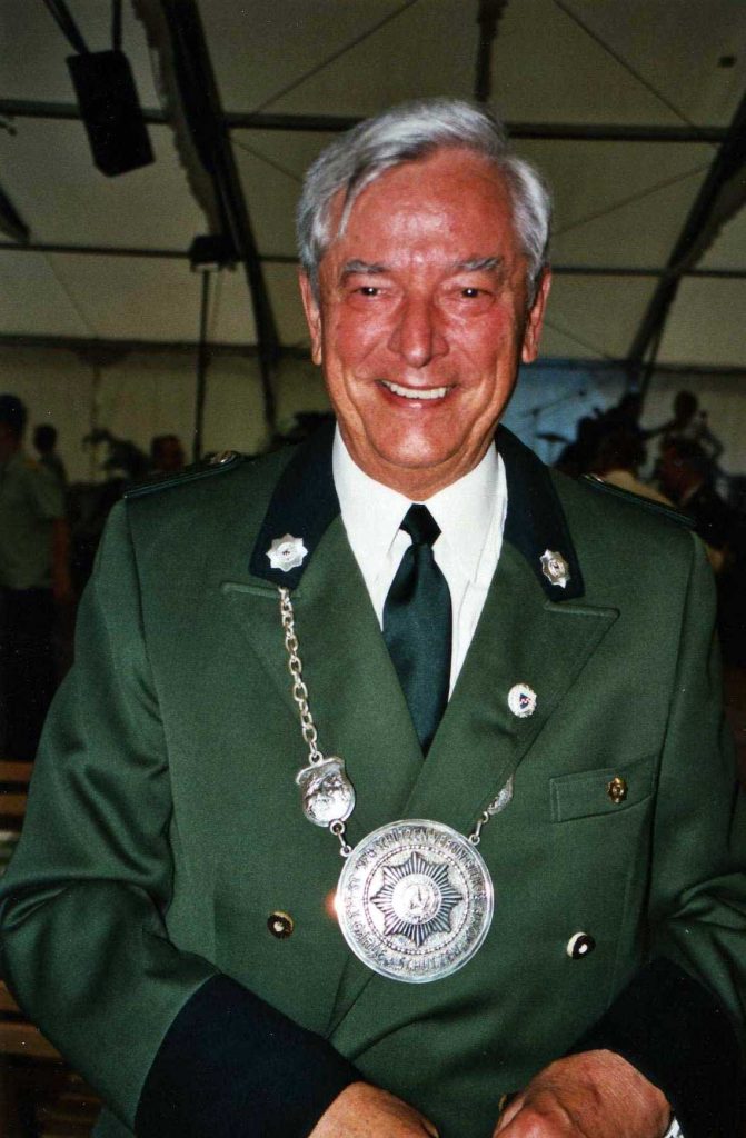 Präsident Dr. Horst-Otto Müller bei seinem 25-jährigen Schützenjubiläum 2002