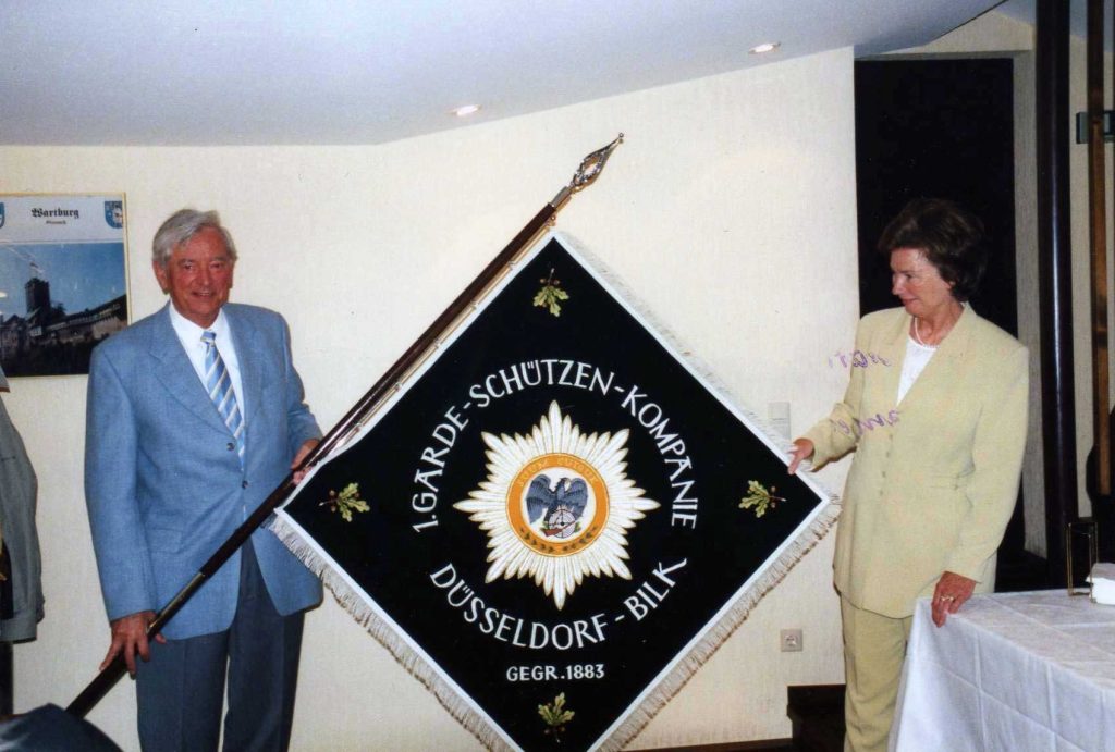 Fahnenpaten Dr. Horst-Otto und Ursula Müller mit der neuen Fahne