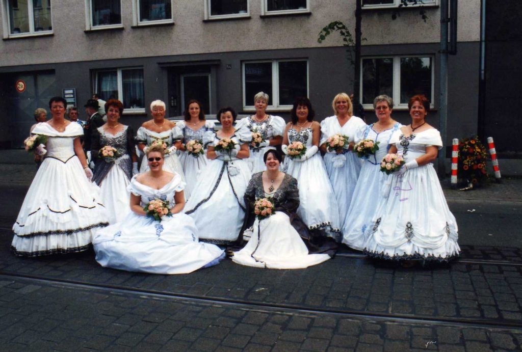 Die Damen der 1. Garde im Festzug 2003